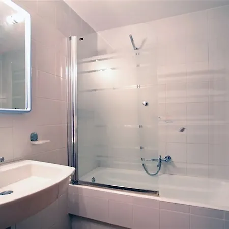Splendid 4 Bedroom In